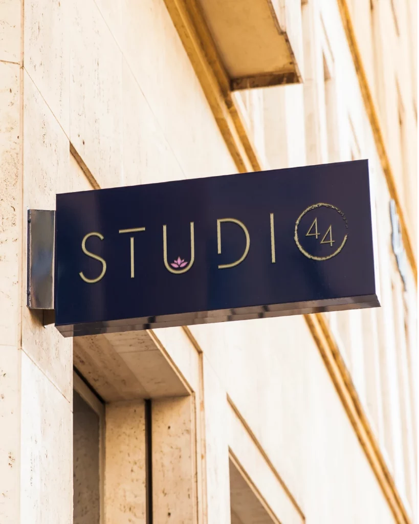 Logo studio yoga style géométrique avec fleur de lotus